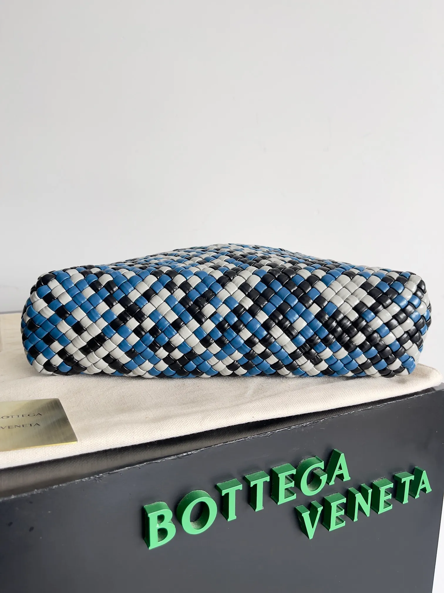Batch 5960 BV collectible small woven handbags are really YYDS!! Bottega Veneta’s most classic small woven handbags are back! ! Colorful macaron color combination, super heavy craftsmanship. We use the highest quality leather with the highest craftsmanship❤️ to create the most precious works. We created the original Intrecciato leather weaving process❤️ This unique traditional exclusive leather weaving method has not only become our logo, but also reflects the time-consuming and labor-intensive craftsmanship of our products❤️ The new TOSCA handbag It must be a selection worth collecting🆕⚠️⚠️Baby, malachite, pearl, spotted stone can be sold individually and can be assembled by yourself. Style number: 716974 Size: 27*9*18cm